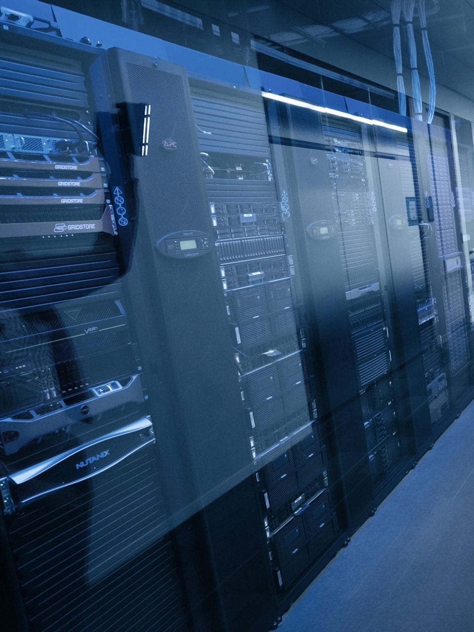 Et serverrom med flere store og høye serverstativer som står ved siden av hverandre, webhotell