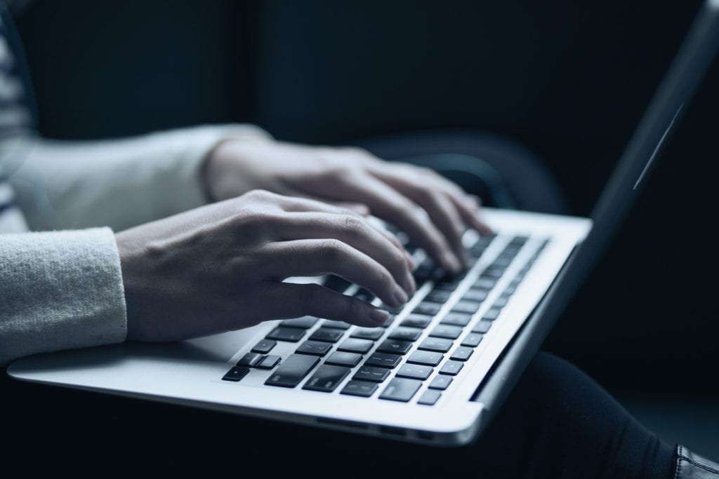 To kvinnehender som skriver på en mac, tekstforfatting, copywriting