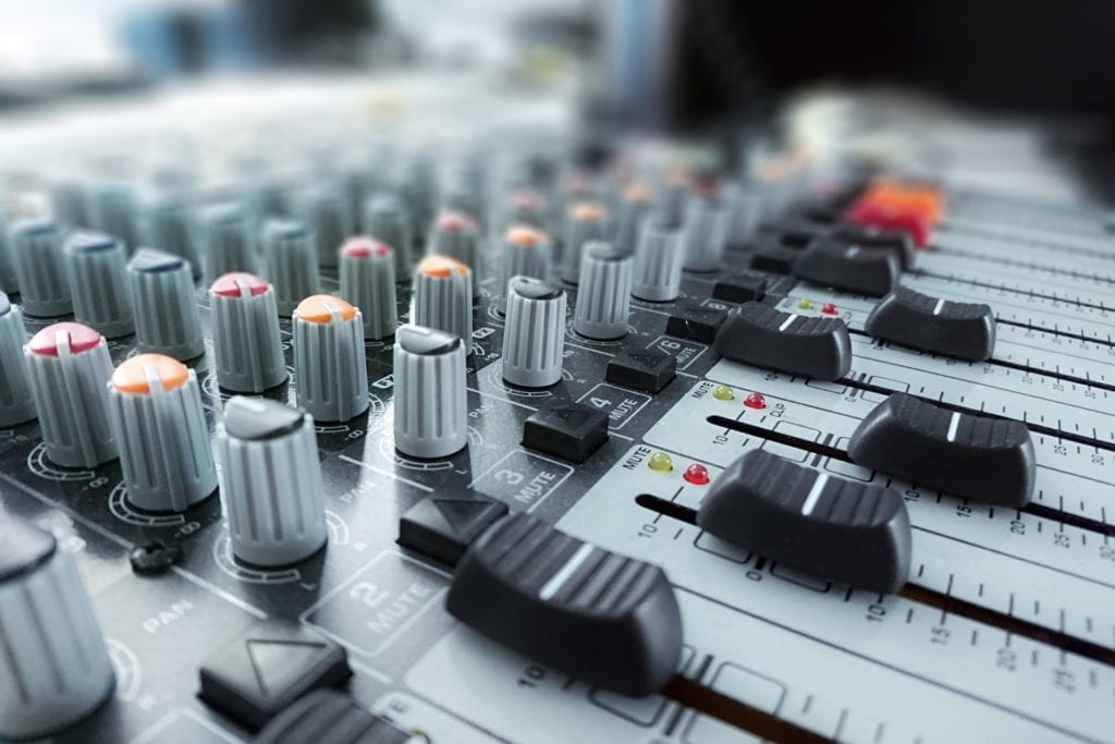 Nærbilde av mixer med knopper og spaker for å styre lyd og film