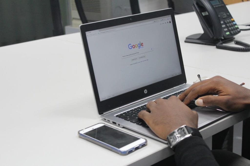 Bildet viser en bruker som søker i søkemotoren til Google.